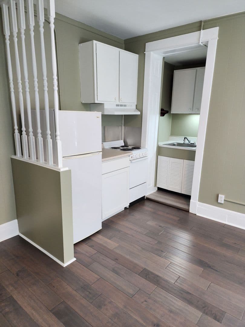 Frederick Apartment: 316 upper College Terrace