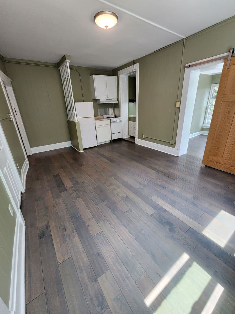 Frederick Apartment: 316 upper College Terrace