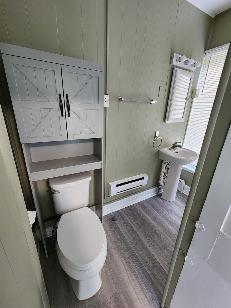Frederick Apartment: 316 upper College Terrace