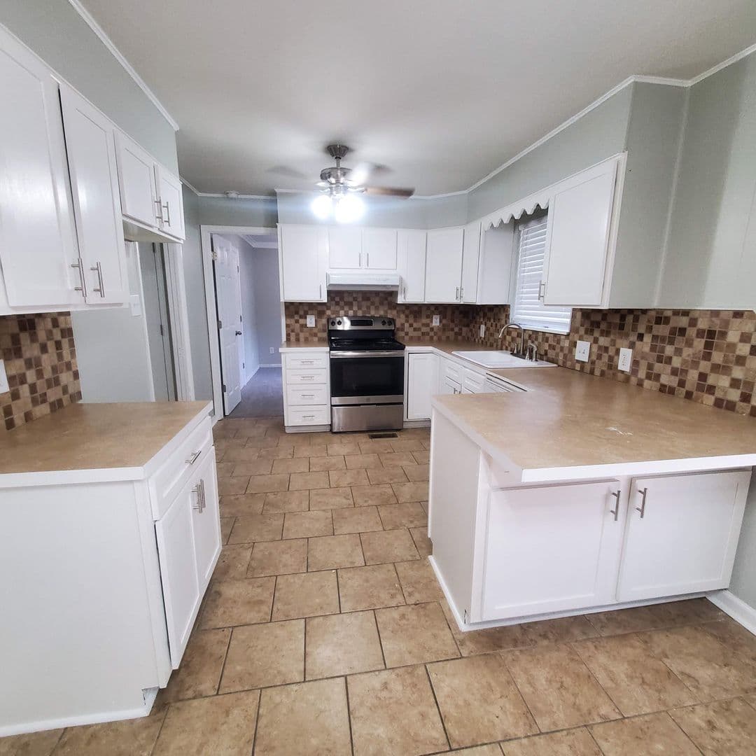 Sherwood House: 702 Wildwood