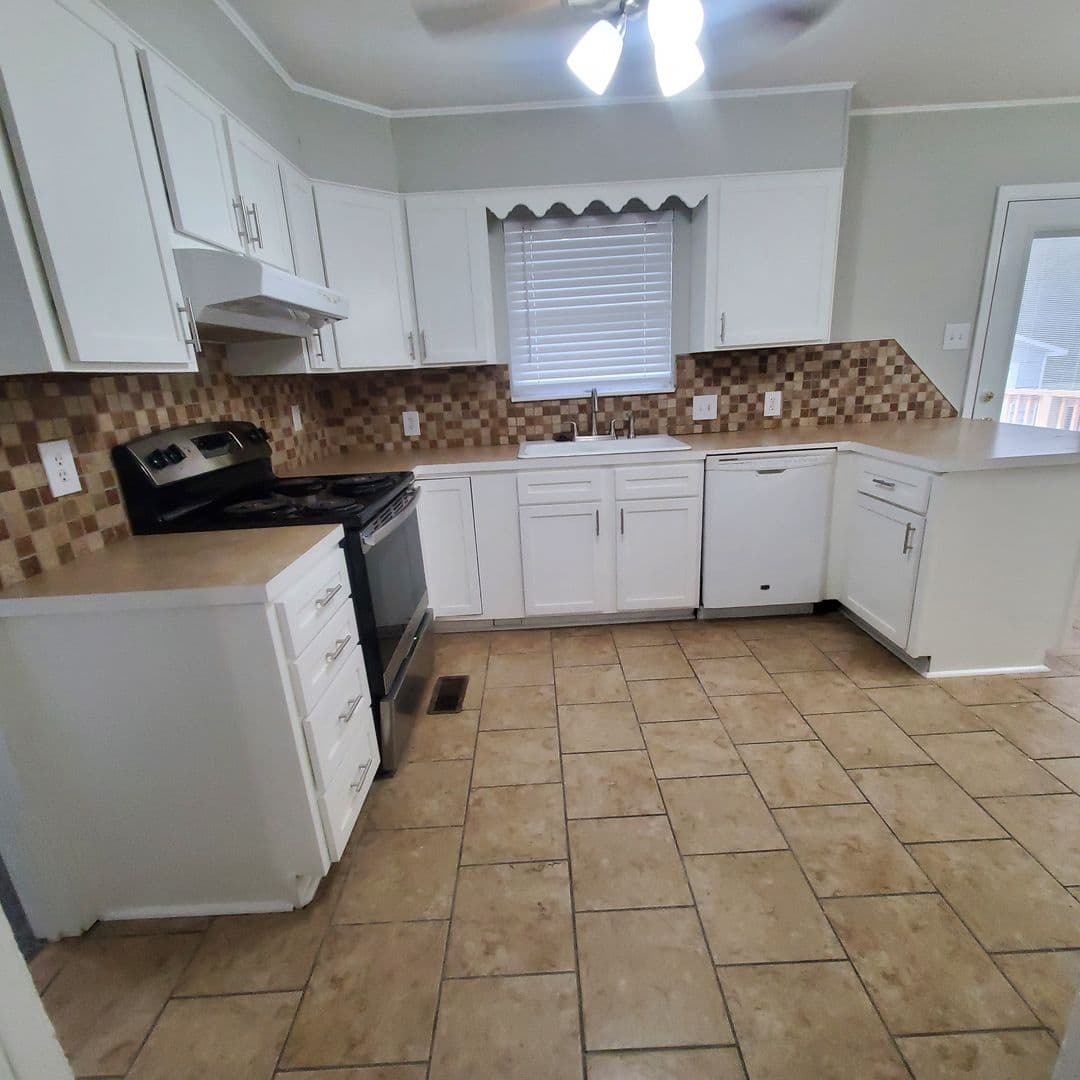 Sherwood House: 702 Wildwood