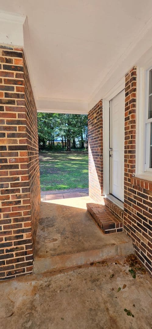 Griffin House: 1541 Oakhill Dr