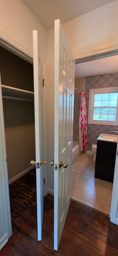 Griffin House: 1541 Oakhill Dr