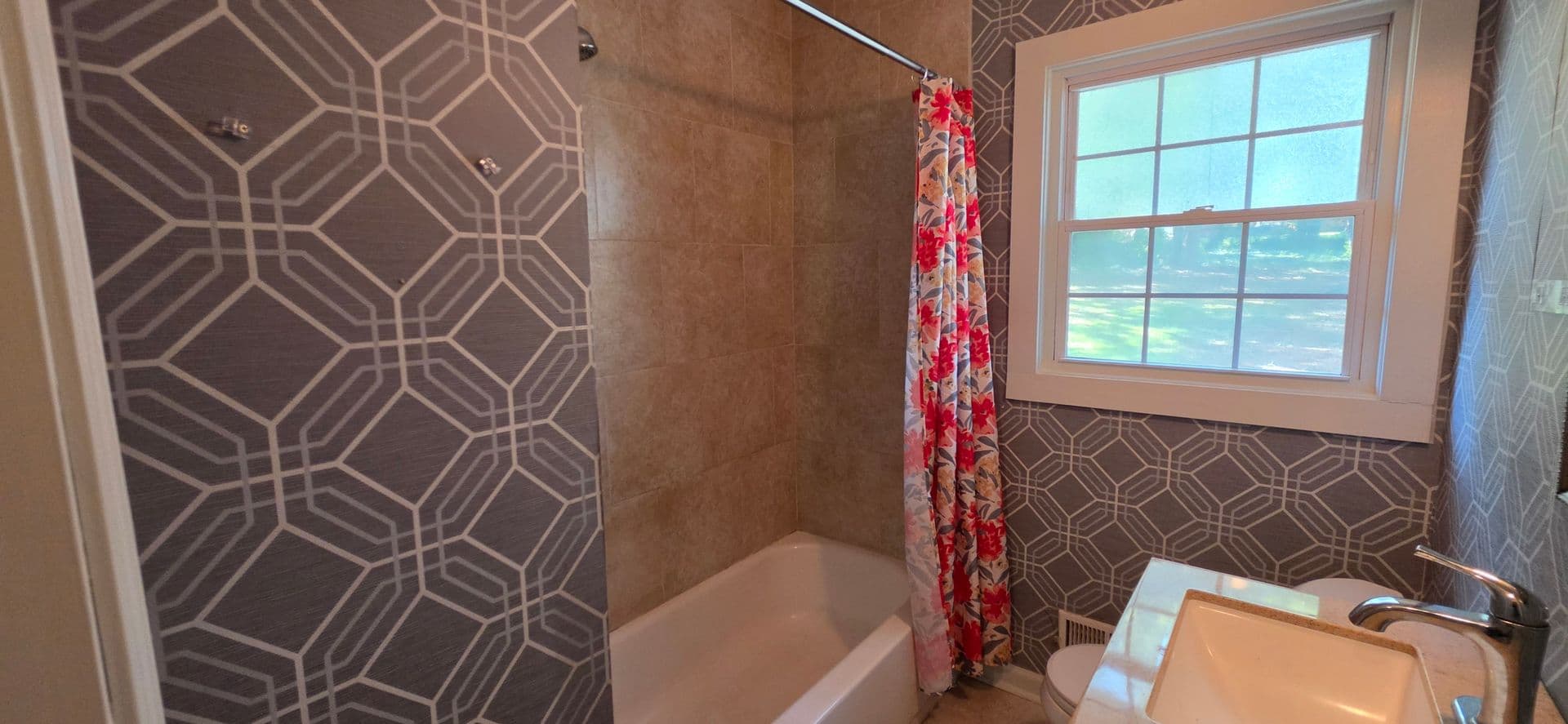 Griffin House: 1541 Oakhill Dr
