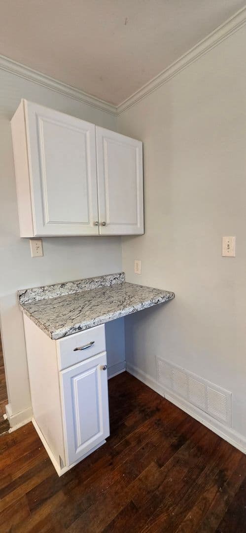 Griffin House: 1541 Oakhill Dr