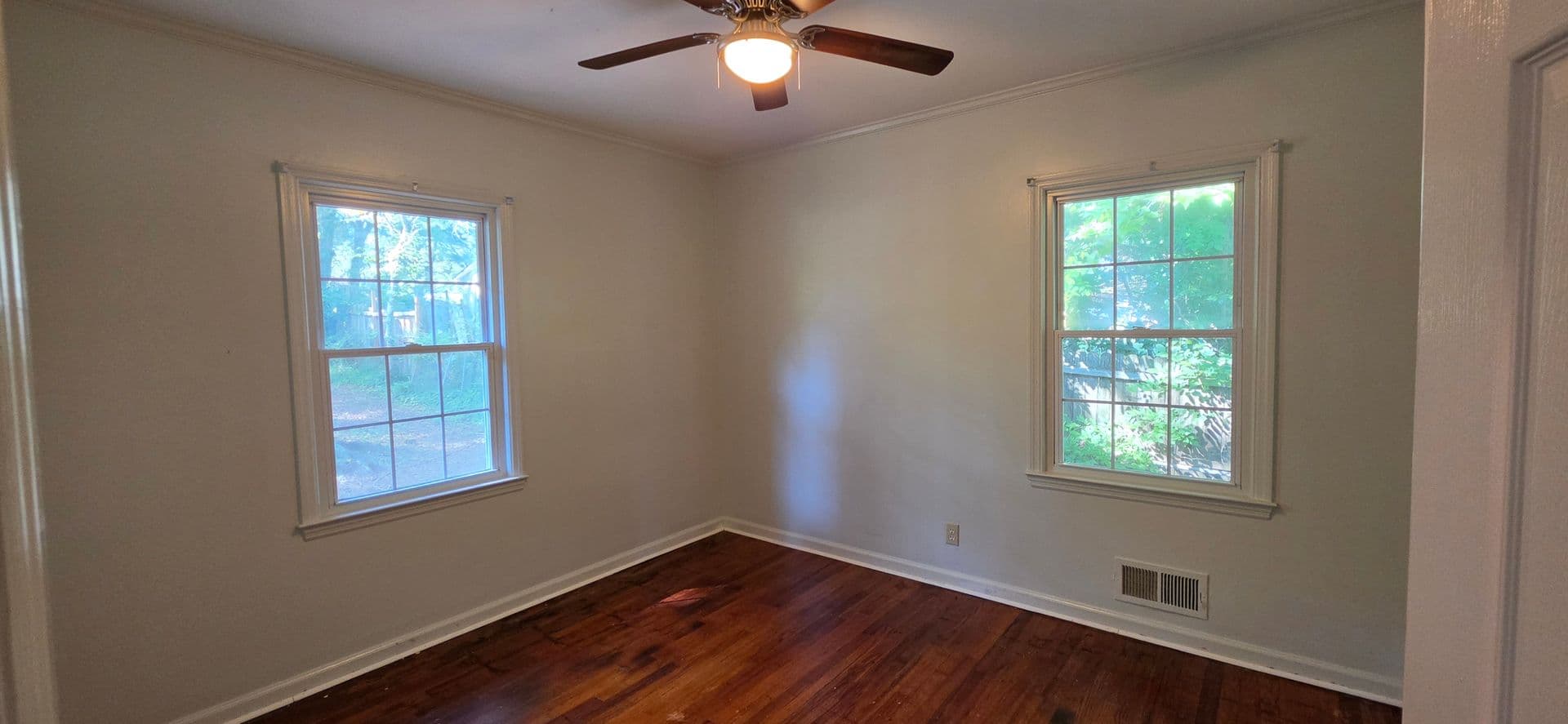 Griffin House: 1541 Oakhill Dr