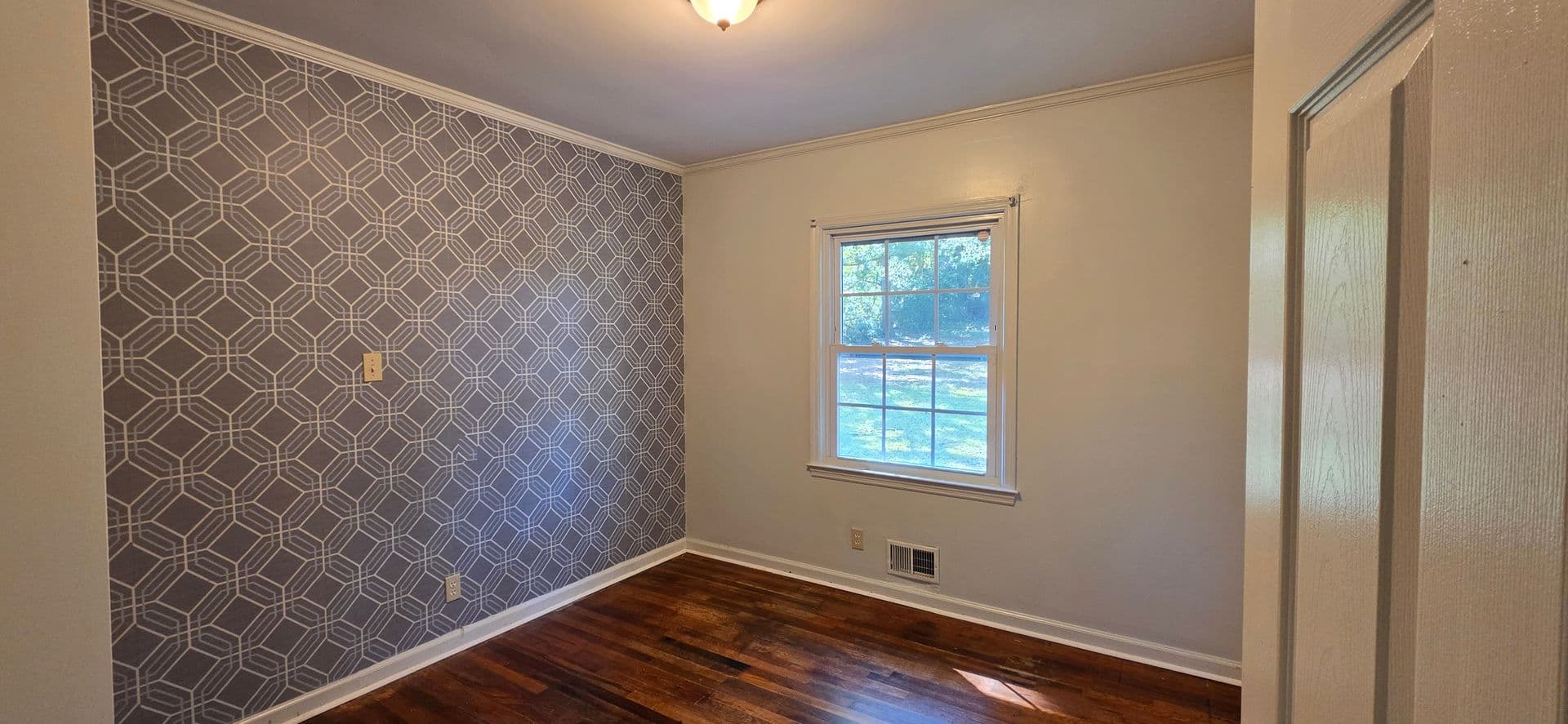 Griffin House: 1541 Oakhill Dr