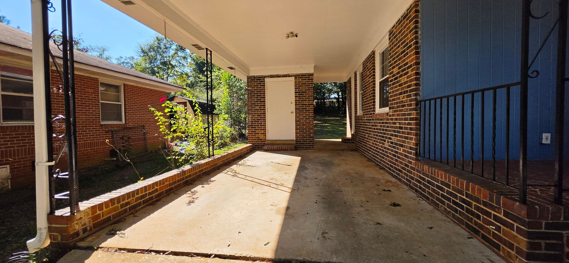 Griffin House: 1541 Oakhill Dr