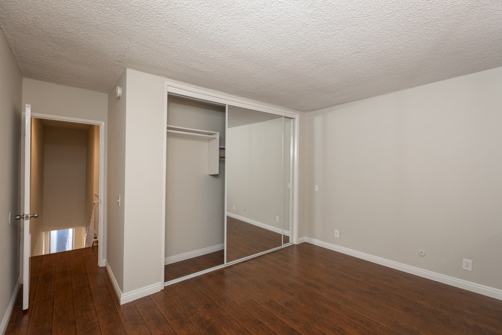 Van Nuys Apartment: 6042/6060 Fulton Ave.