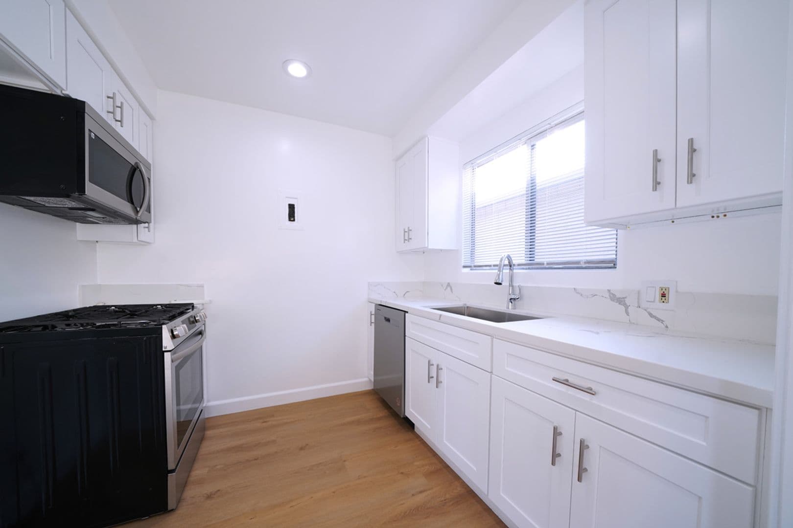 Valley Village Apartment: 12410 Chandler Blvd