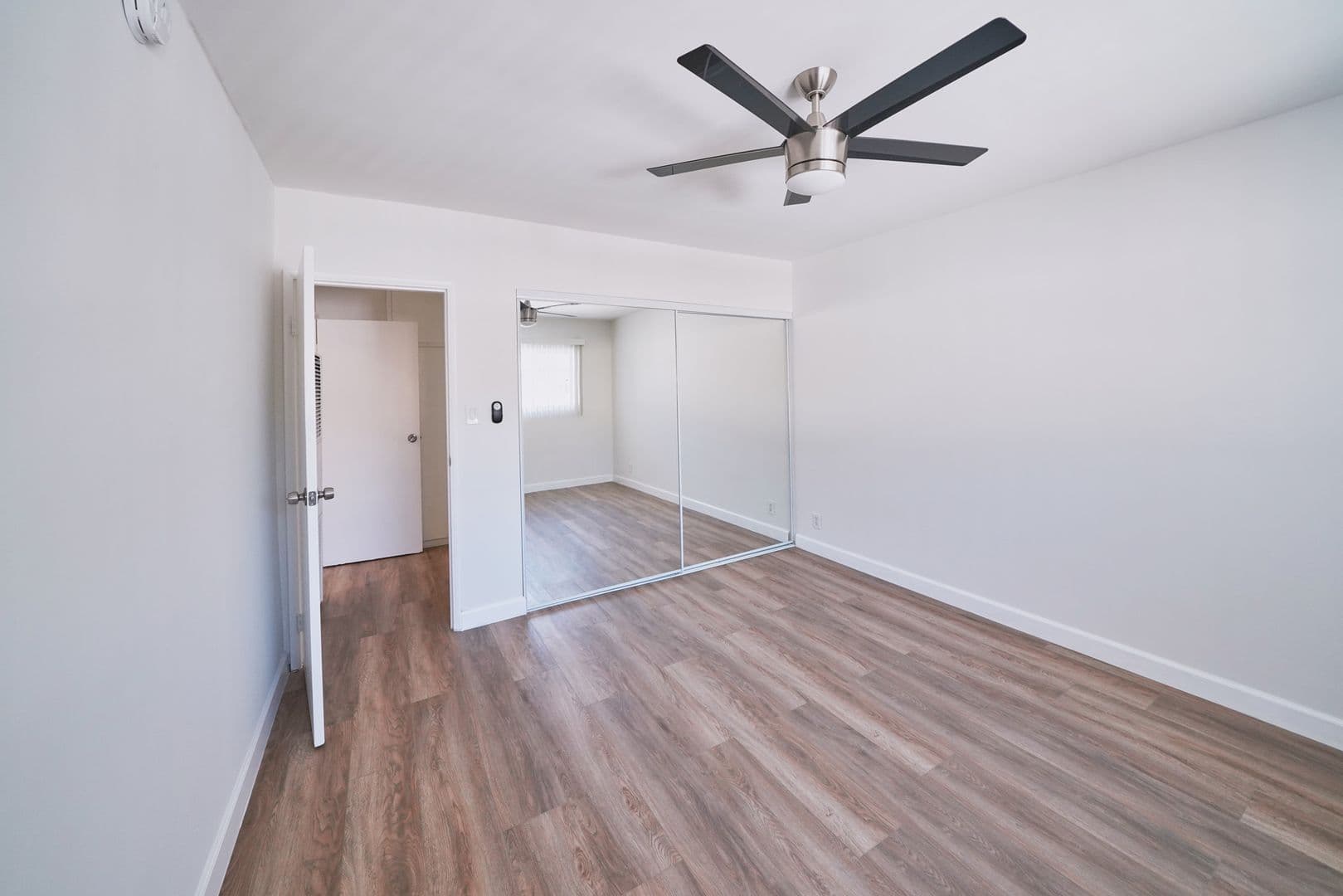 Valley Glen Apartment: 6335 Whitsett Ave.