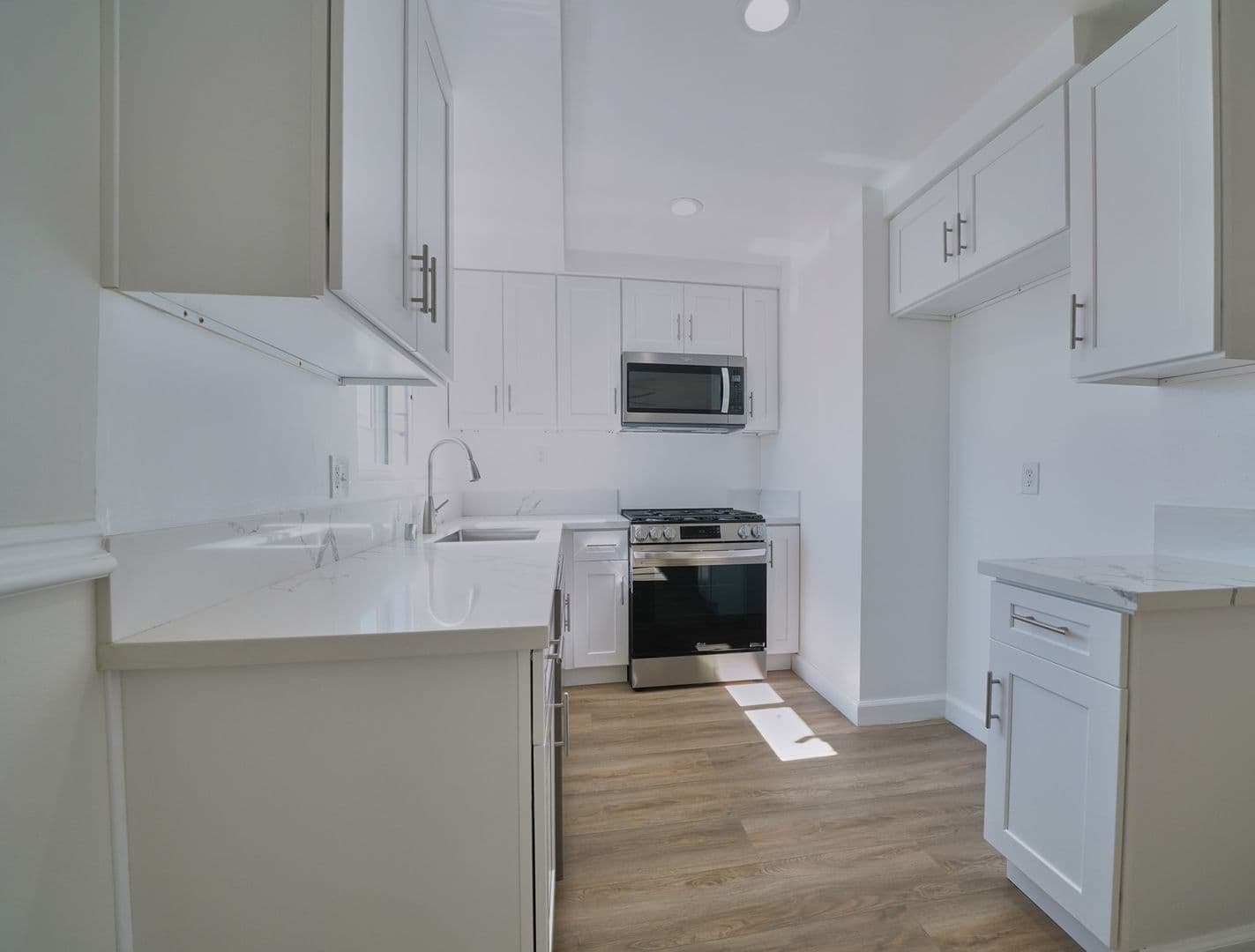 Valley Glen Apartment: 6335 Whitsett Ave.