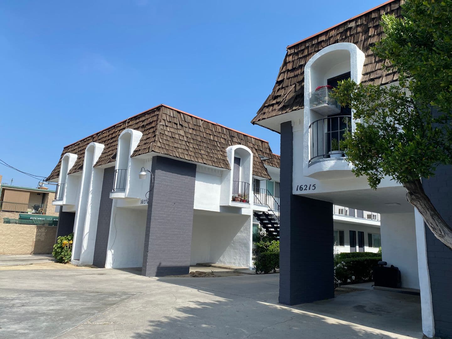 Van Nuys Apartment: 16215-16221 Vanowen St.