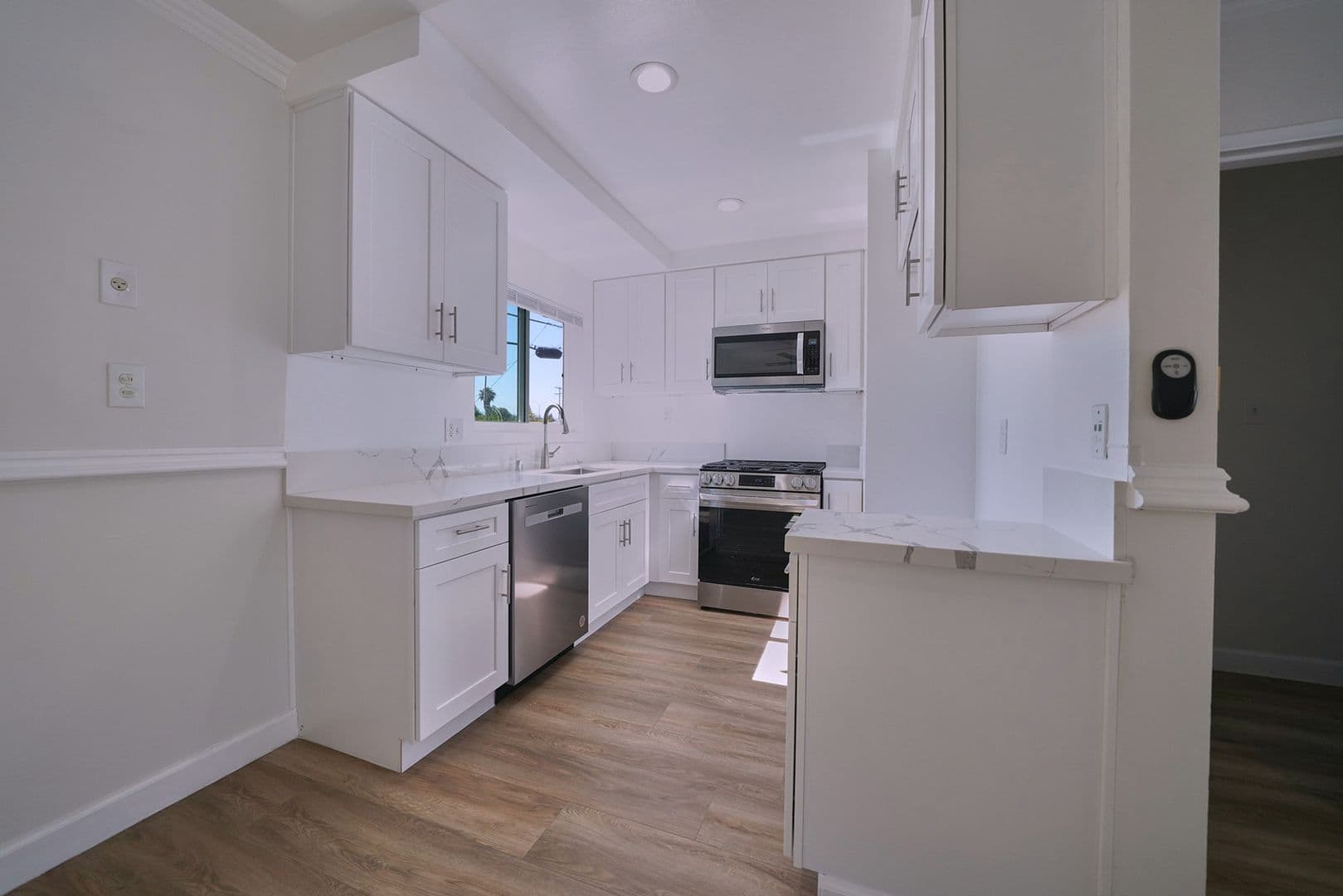 Valley Glen Apartment: 6335 Whitsett Ave.