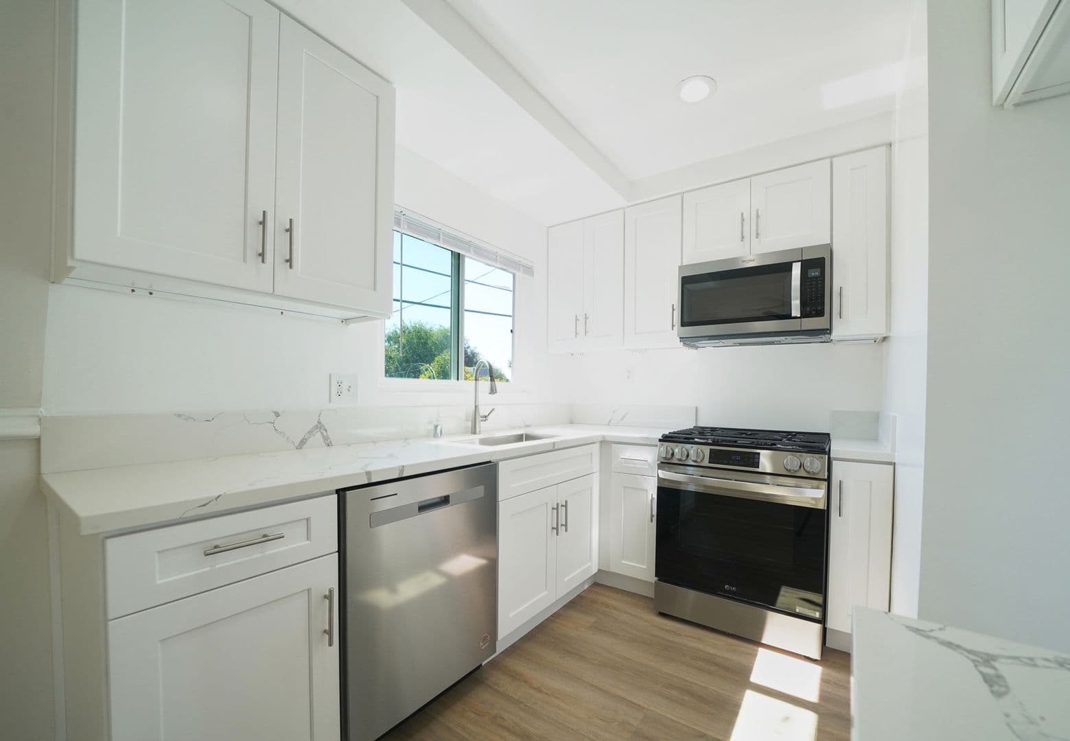 Valley Glen Apartment: 6335 Whitsett Ave.
