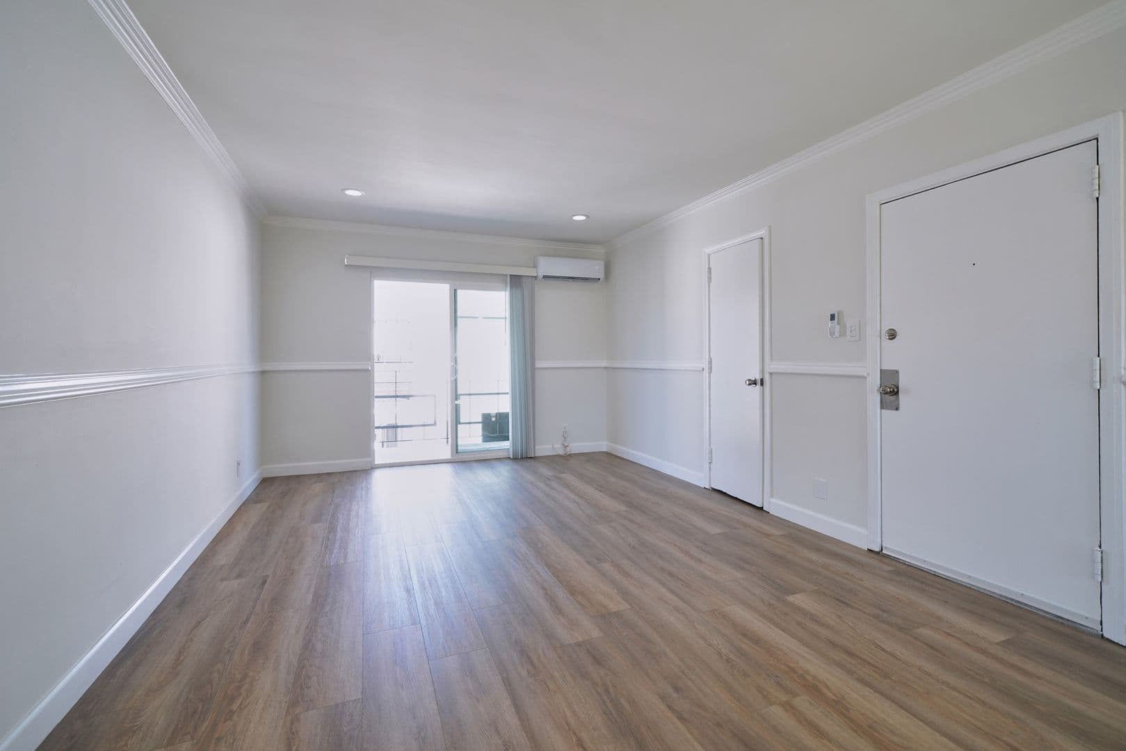 Valley Glen Apartment: 6335 Whitsett Ave.