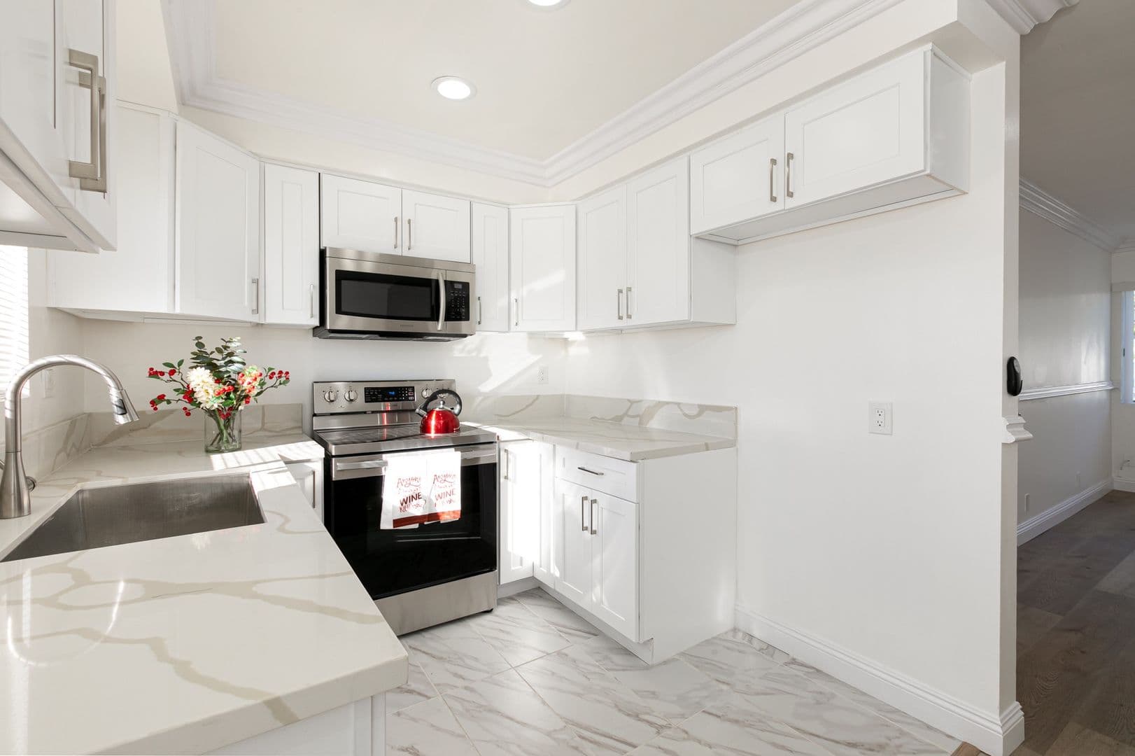 North Hollywood Apartment: 6023 Whitsett Ave.