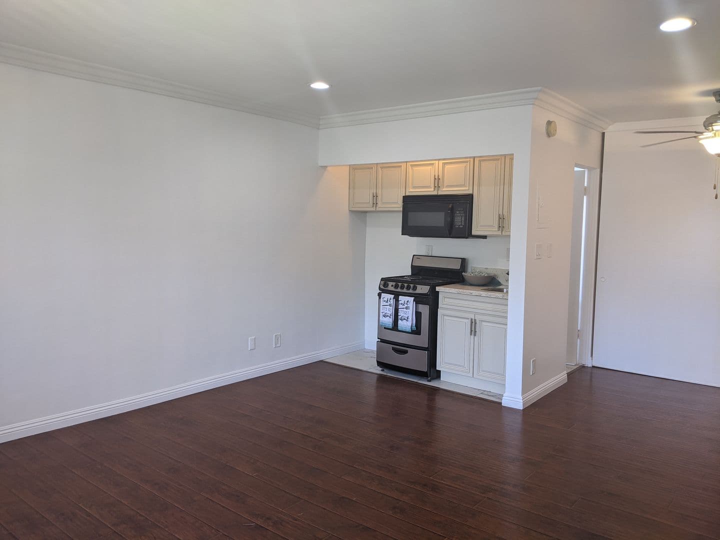 Valley Glen Apartment: 14024 Oxnard St.