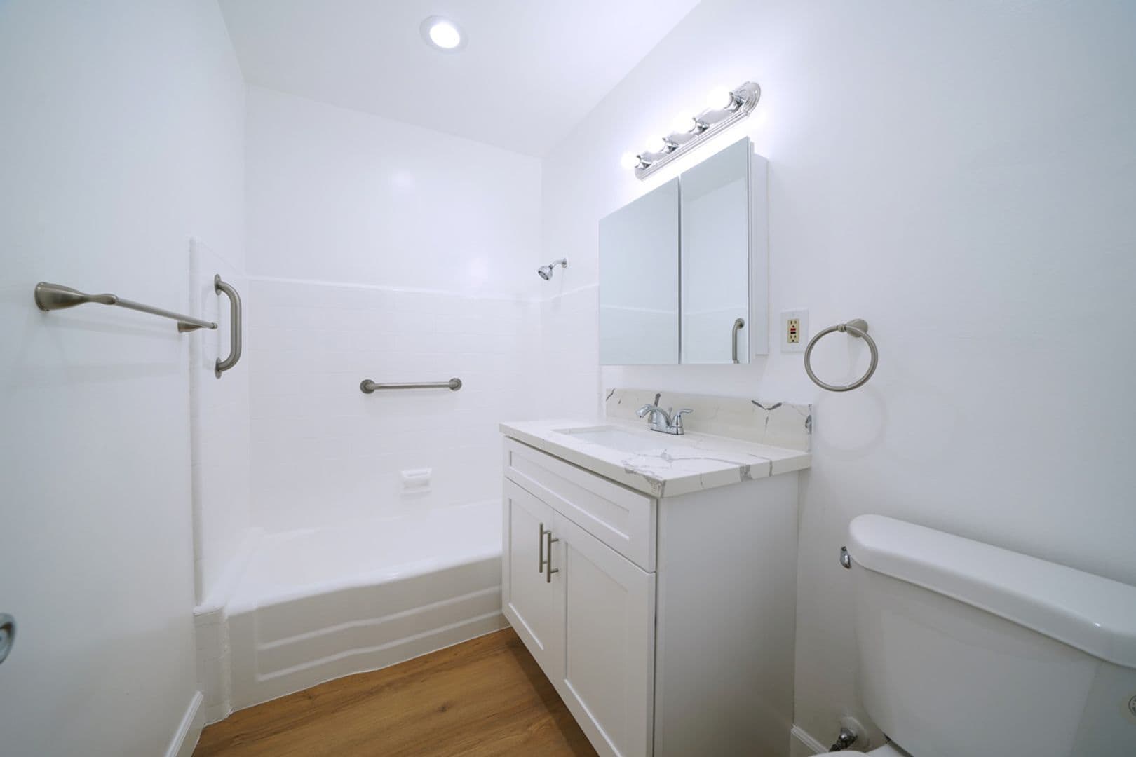 Valley Village Apartment: 12410 Chandler Blvd