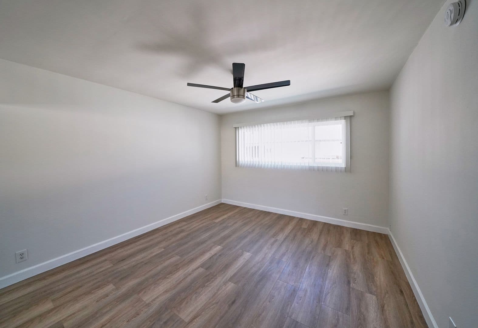 Valley Glen Apartment: 6335 Whitsett Ave.