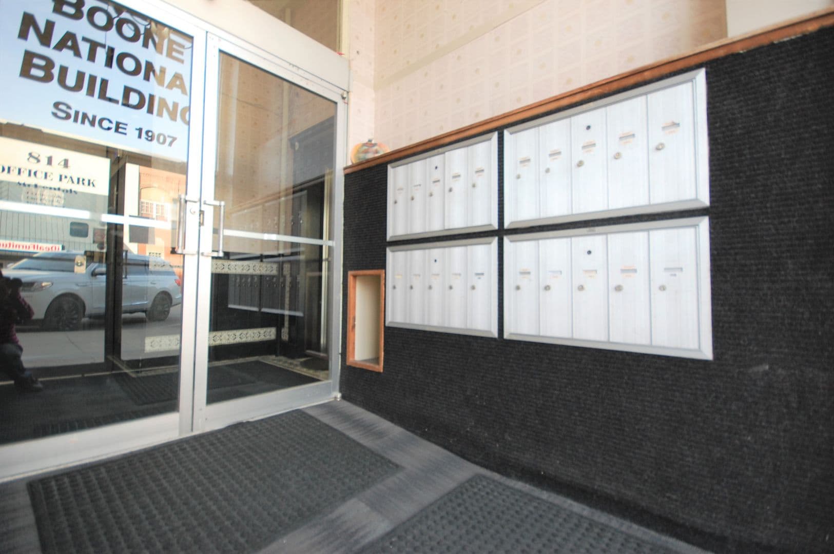 Boone Apartment: 814 8th St.
