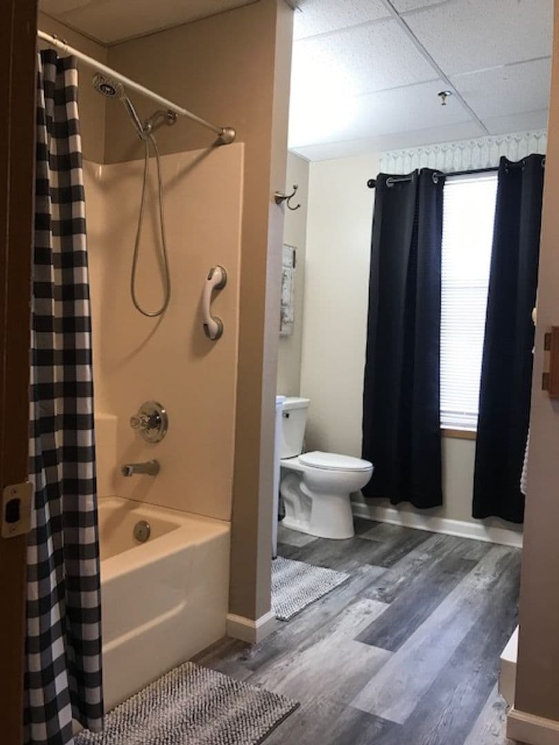 Boone Apartment: 814 8th St.