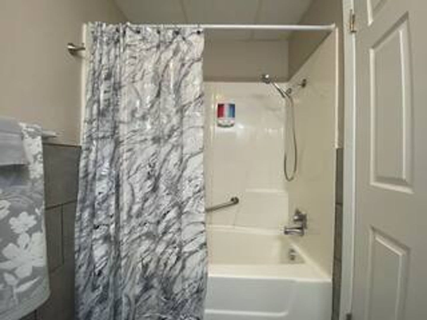 Boone Apartment: 814 8th St.