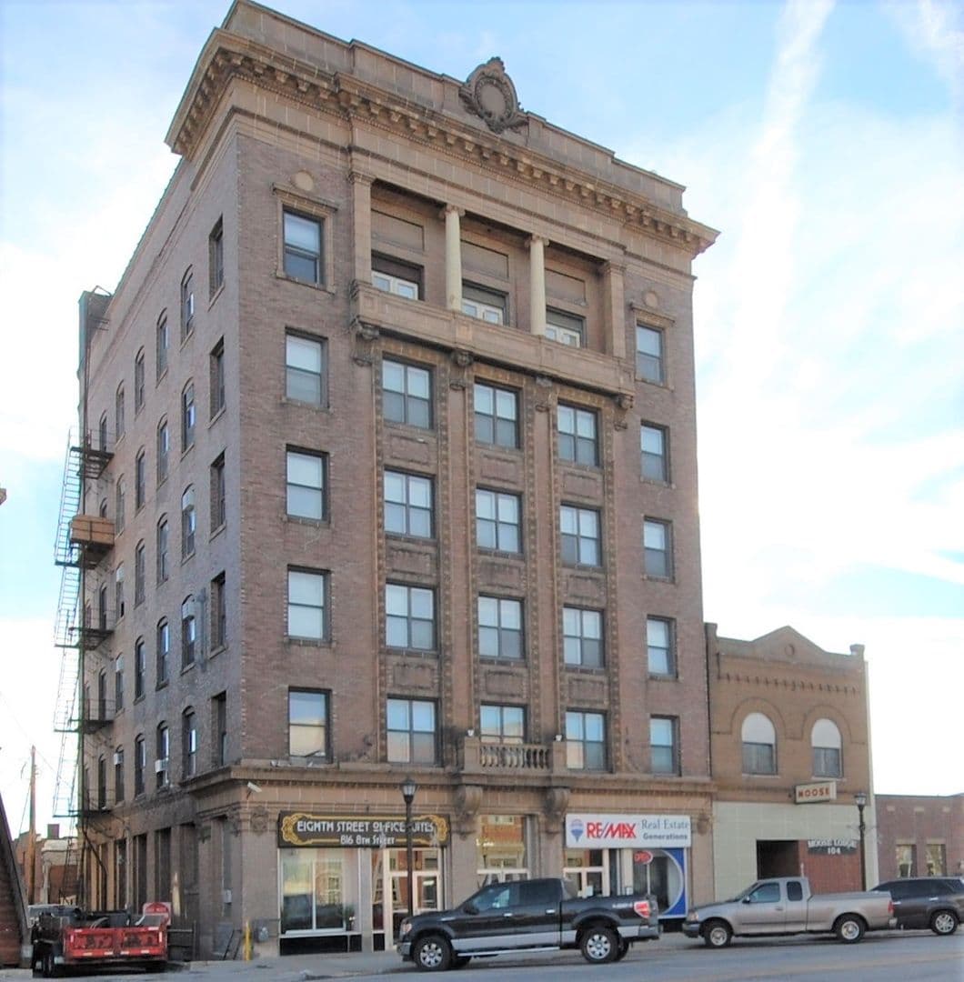 Boone Apartment: 814 8th St.