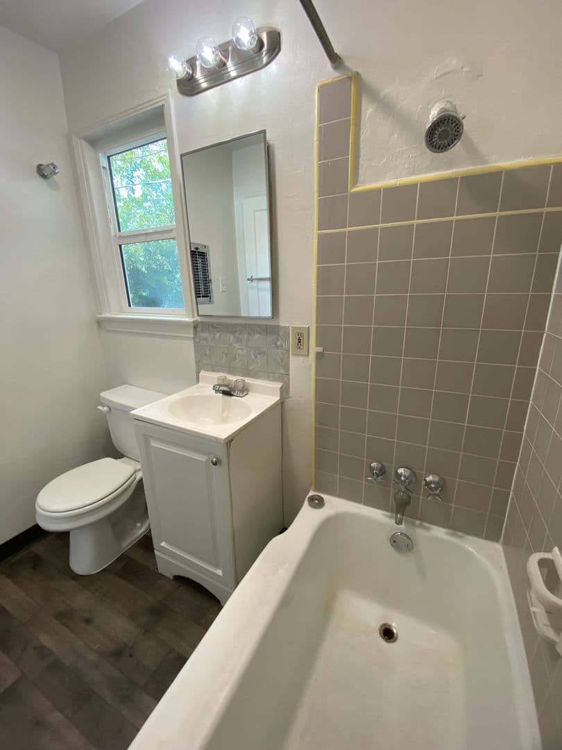 Bakersfield Apartment: 2315 Terrace Way
