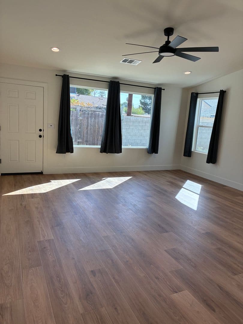 Bakersfield Apartment: 118 East Warren Ave