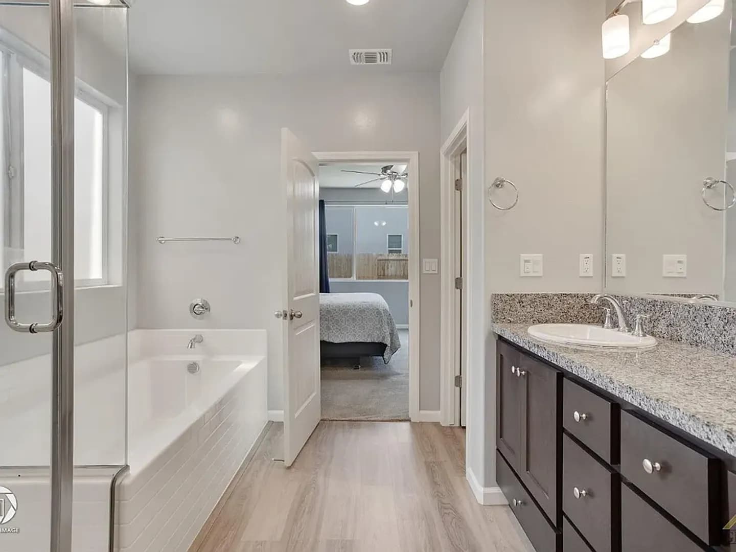 Bakersfield House: 15408 Donostia St