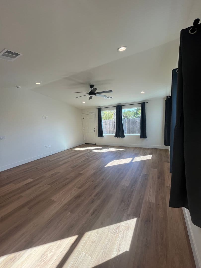 Bakersfield Apartment: 118 East Warren Ave
