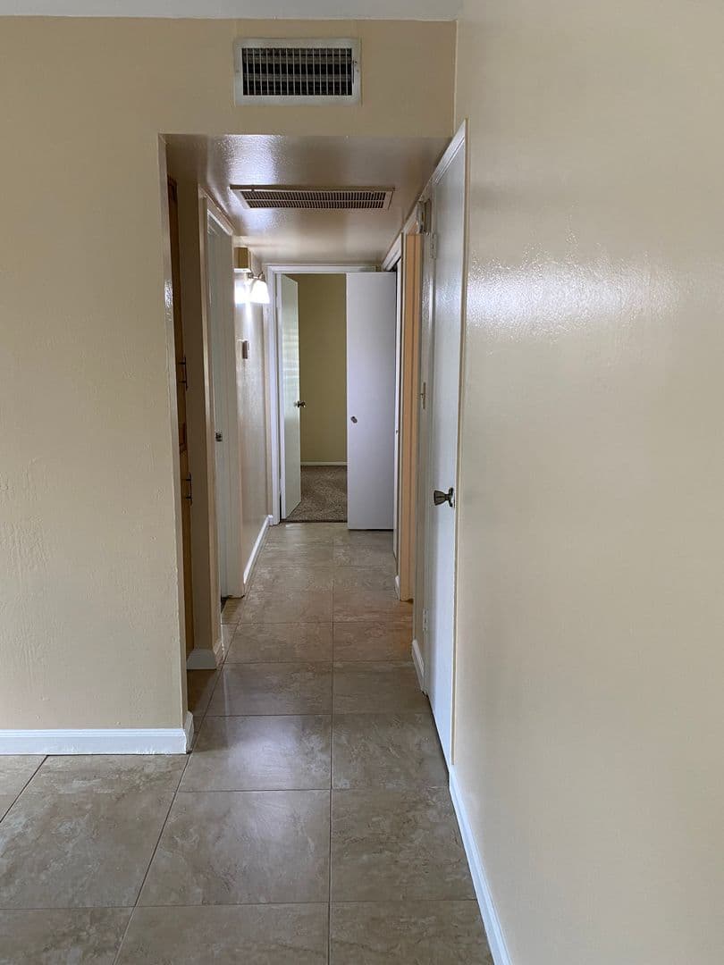 Bakersfield Apartment: 7604 N. Laurelglen Blvd.