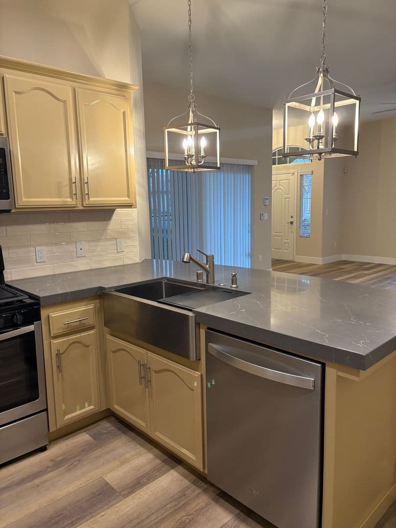 Bakersfield Apartment: 624 Jasmine Parke Drive