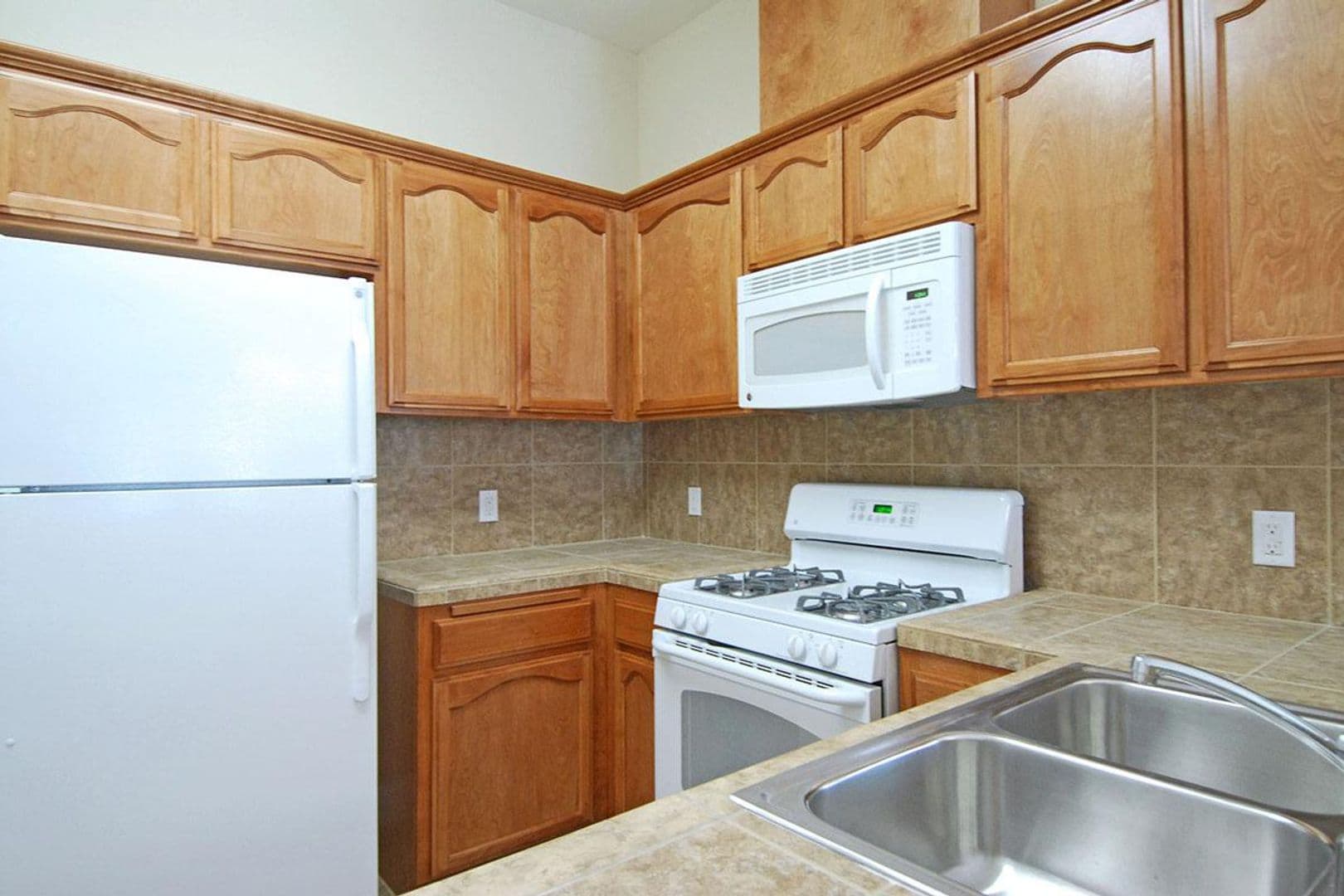 Bakersfield Apartment: 813 Jasmine Parke Drive