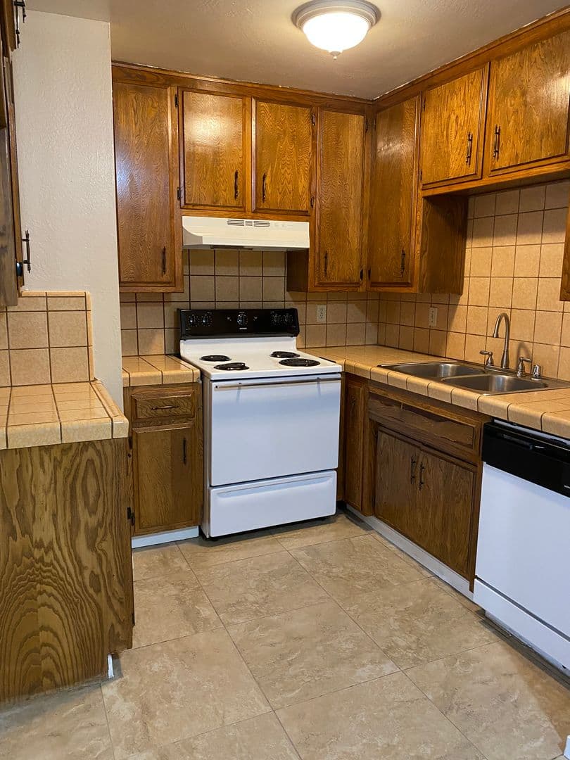 Bakersfield Apartment: 7604 N. Laurelglen Blvd.