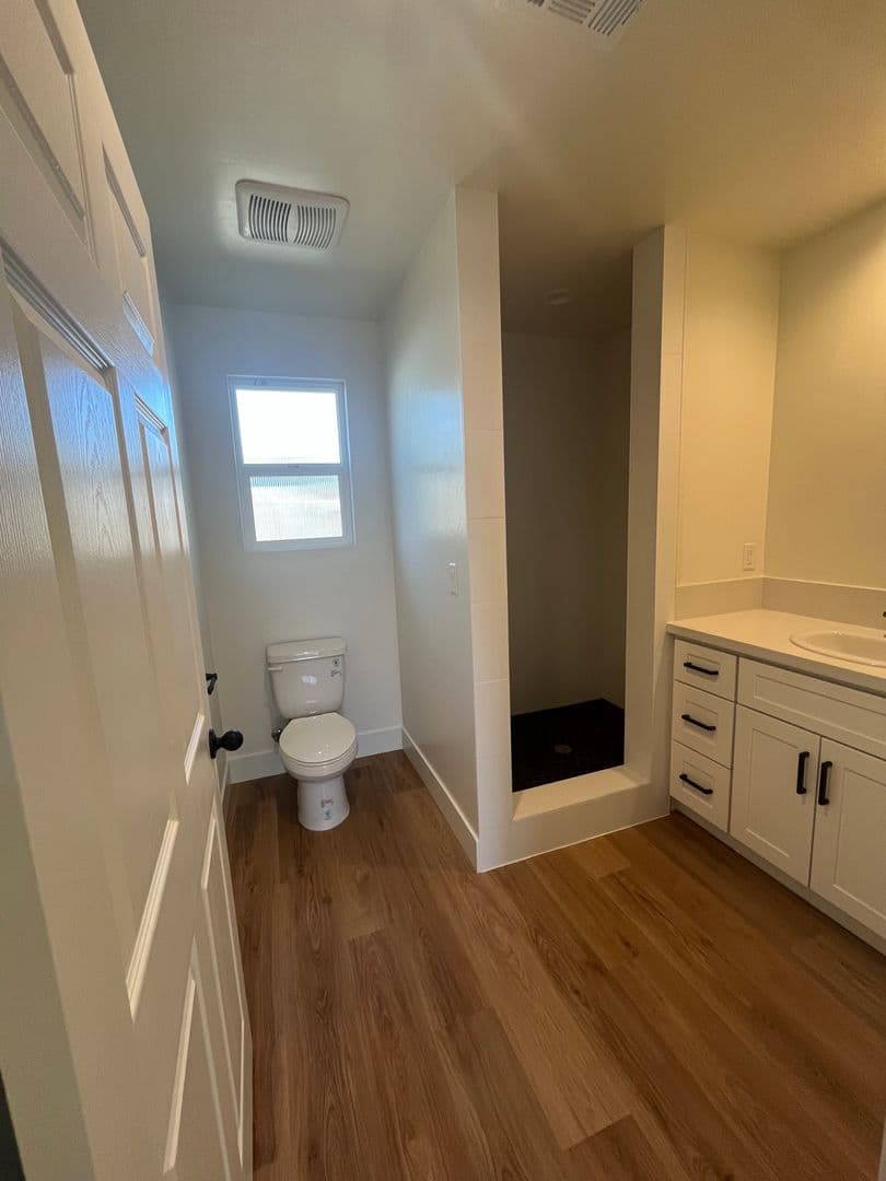 Bakersfield Apartment: 118 East Warren Ave