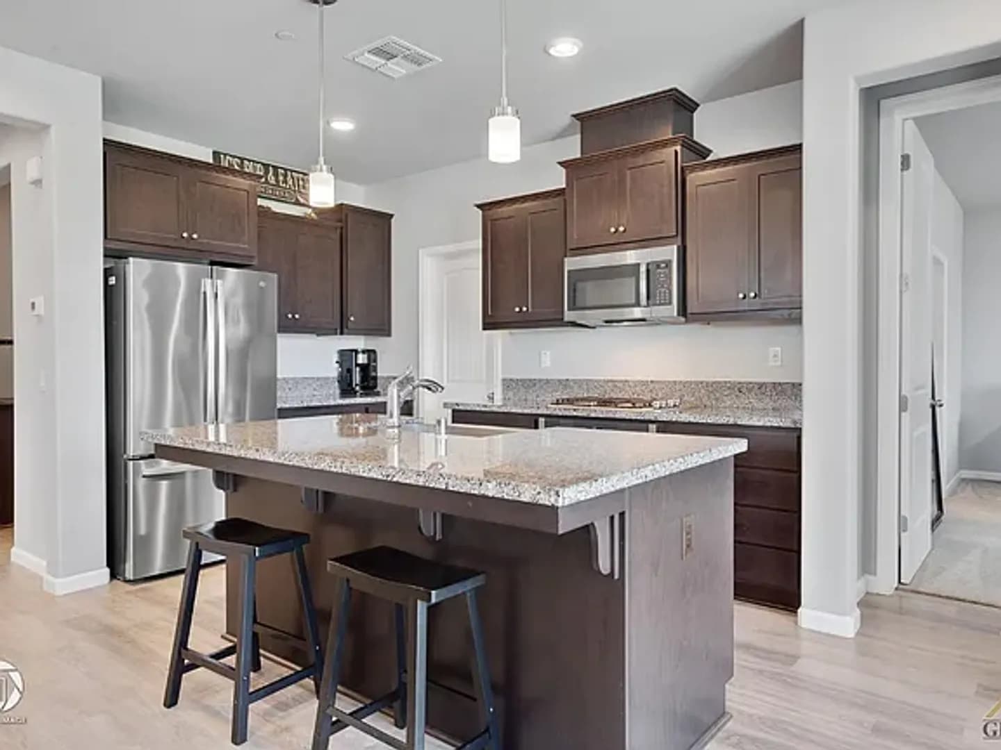 Bakersfield House: 15408 Donostia St