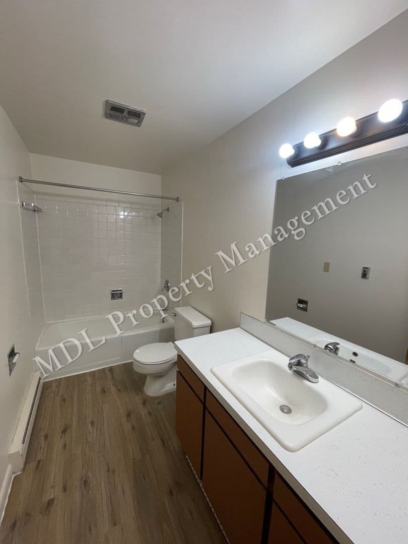 Saginaw Apartment: 121 N Woodbridge
