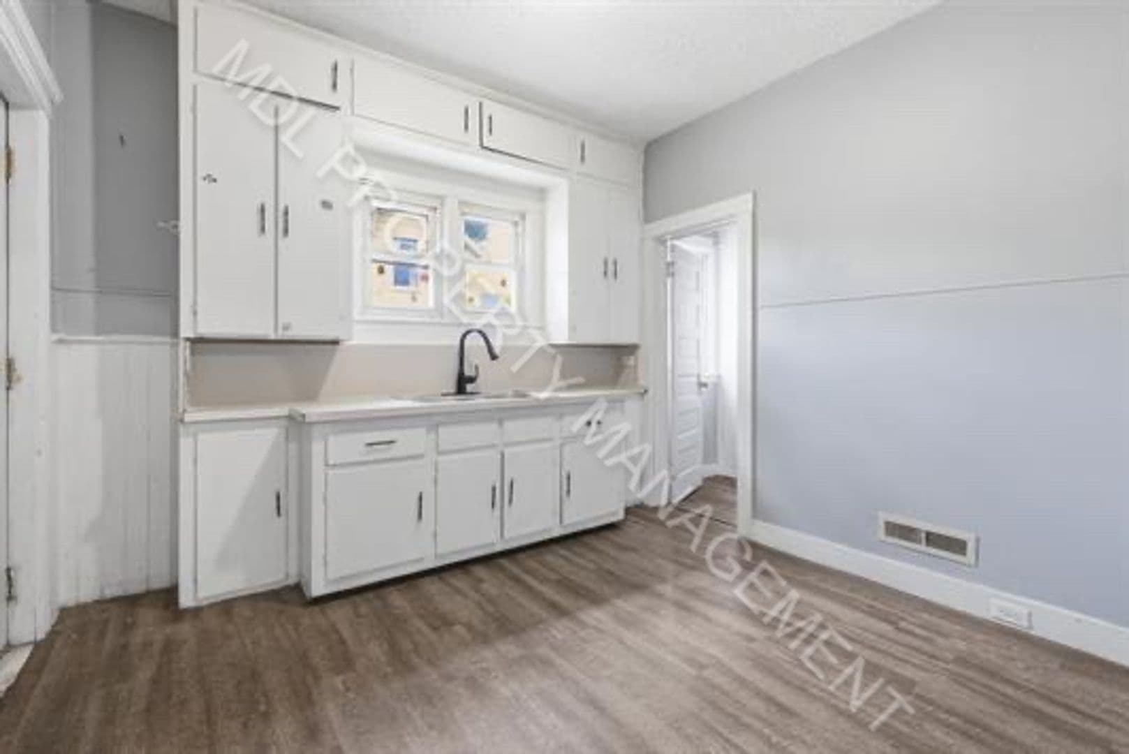 Saginaw Apartment: 822 Jackson St