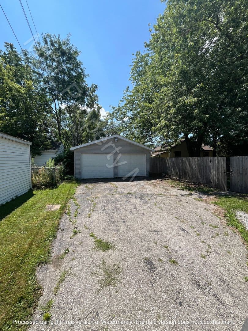 Saginaw House: 3474 Mackinaw St