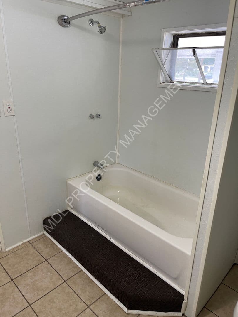 St. Charles Apartment: 916 N Saginaw