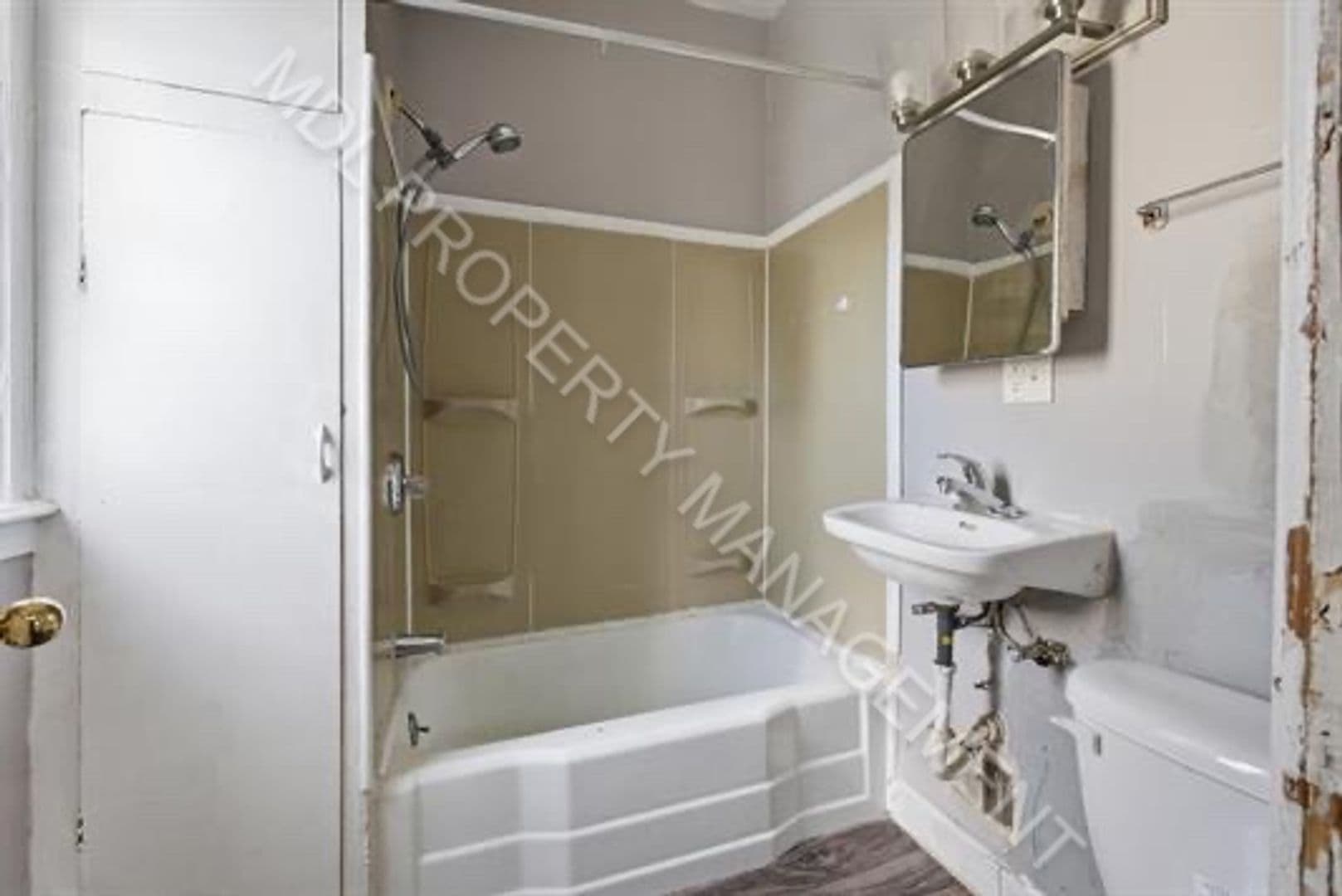 Saginaw Apartment: 822 Jackson St