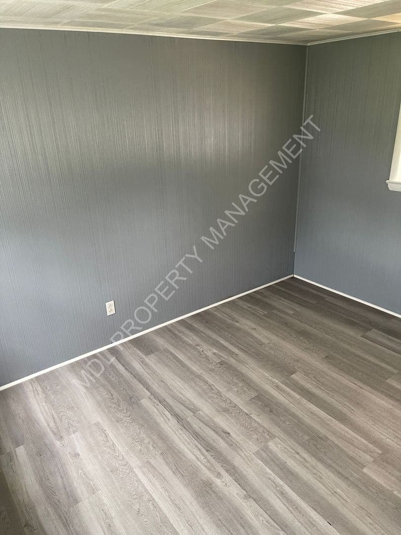 St. Charles Apartment: 916 N Saginaw