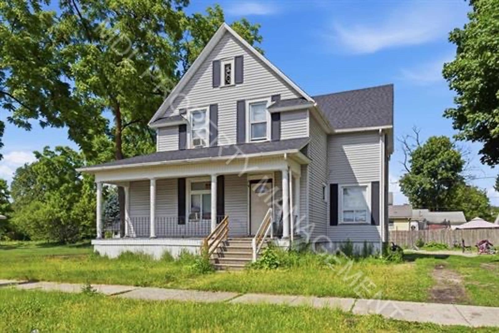 Saginaw Apartment: 822 Jackson St