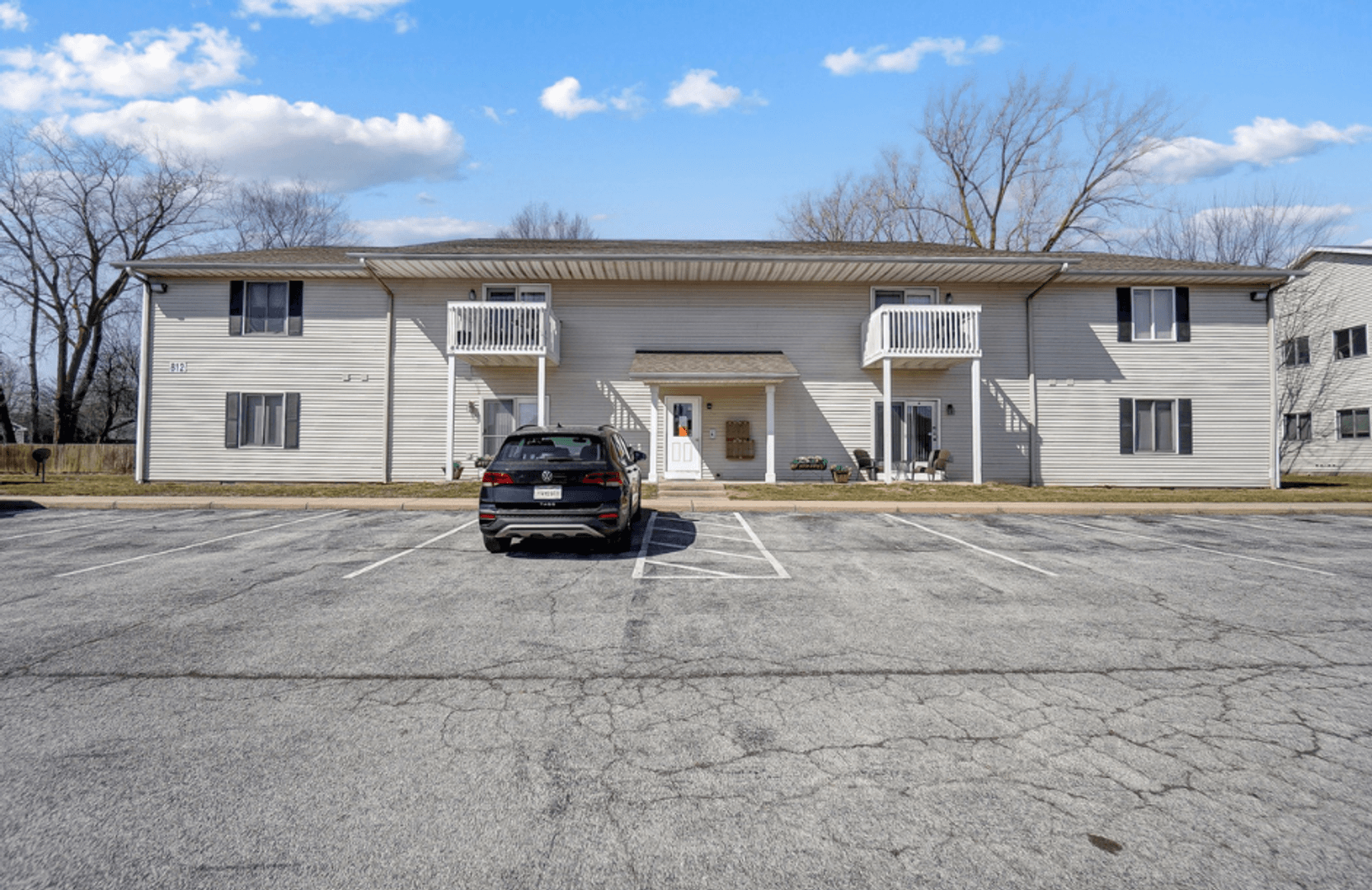 Findlay Apartment: 800 - 816 W Melrose Ave