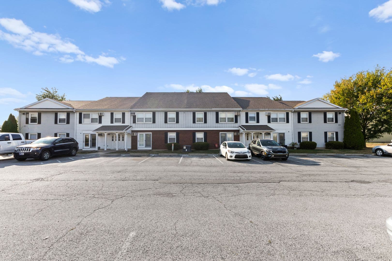 Findlay Apartment: 800 - 816 W Melrose Ave