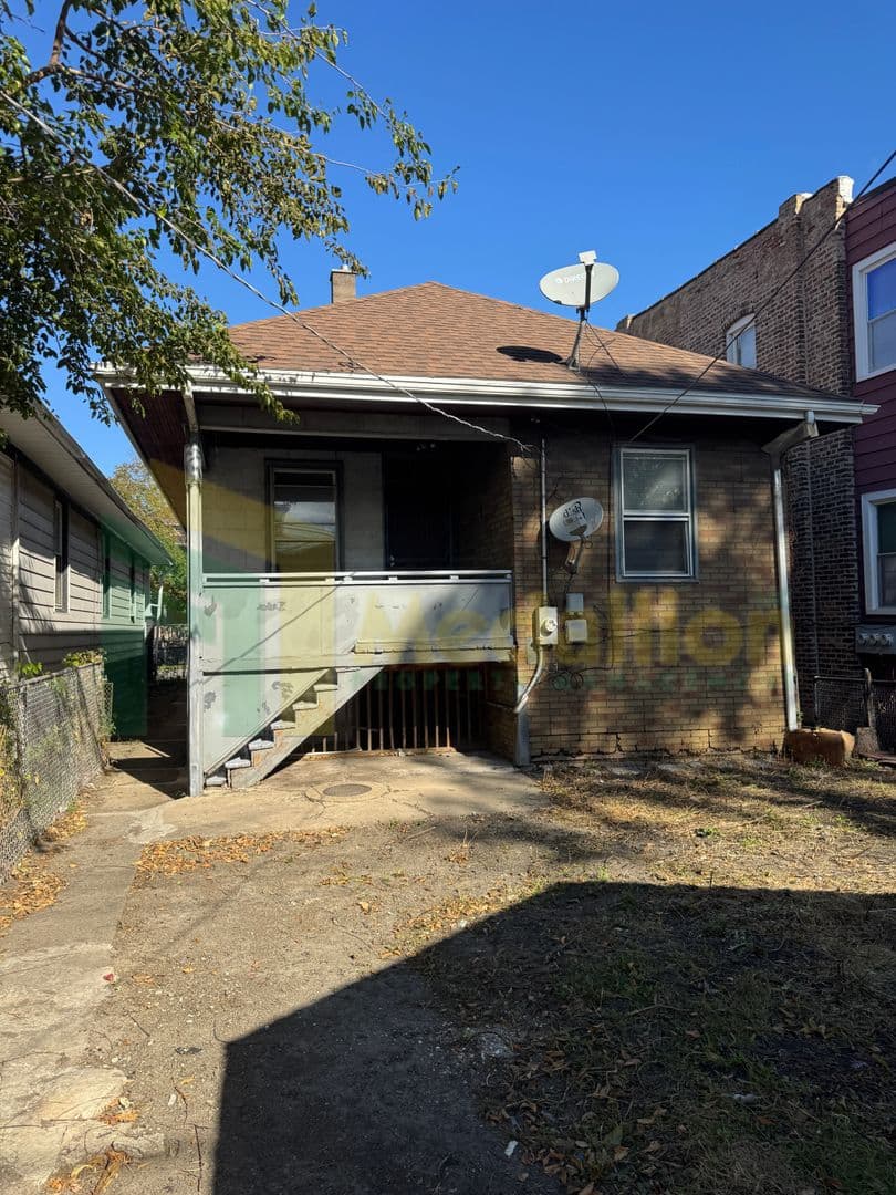Chicago House: 133 E 114th Pl