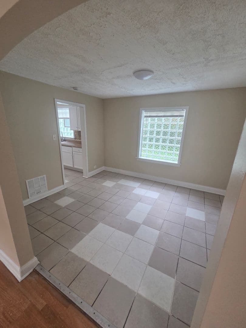 Chicago House: 9911 S Paxton Ave