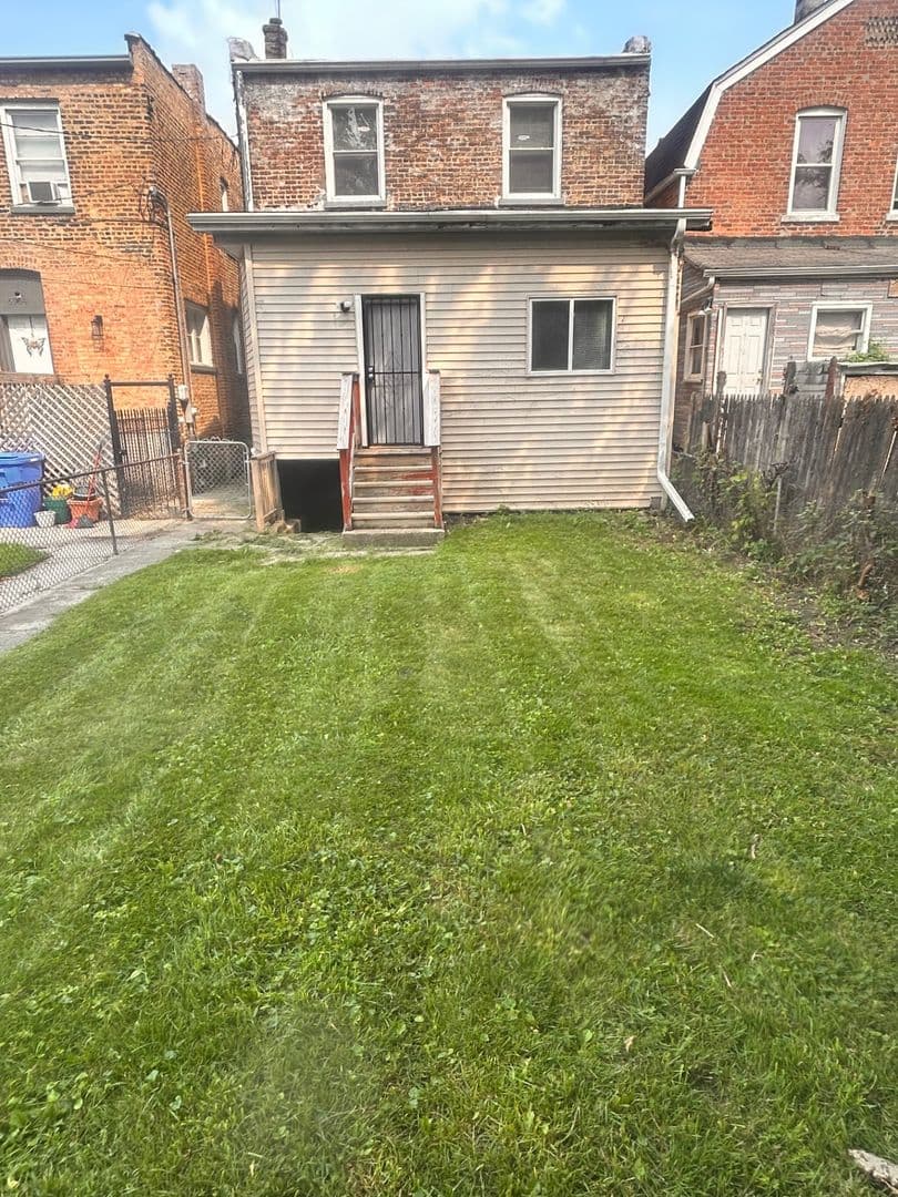 Chicago House: 6938 S Prairie Ave